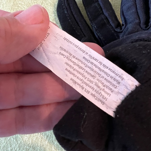 Isotoner black lined Gloves. Medium - Picture 3 of 7